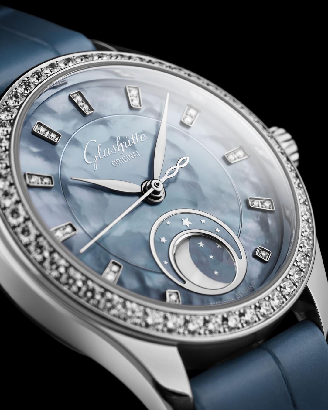 天際藍珍珠母貝錶盤折射細膩光影變化。