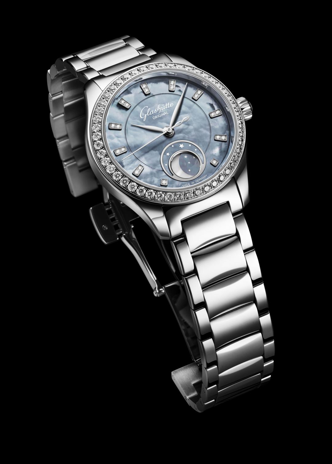 格拉蘇蒂原創Serenade Luna小夜曲月相腕錶，不鏽鋼鍊帶款469,000元。