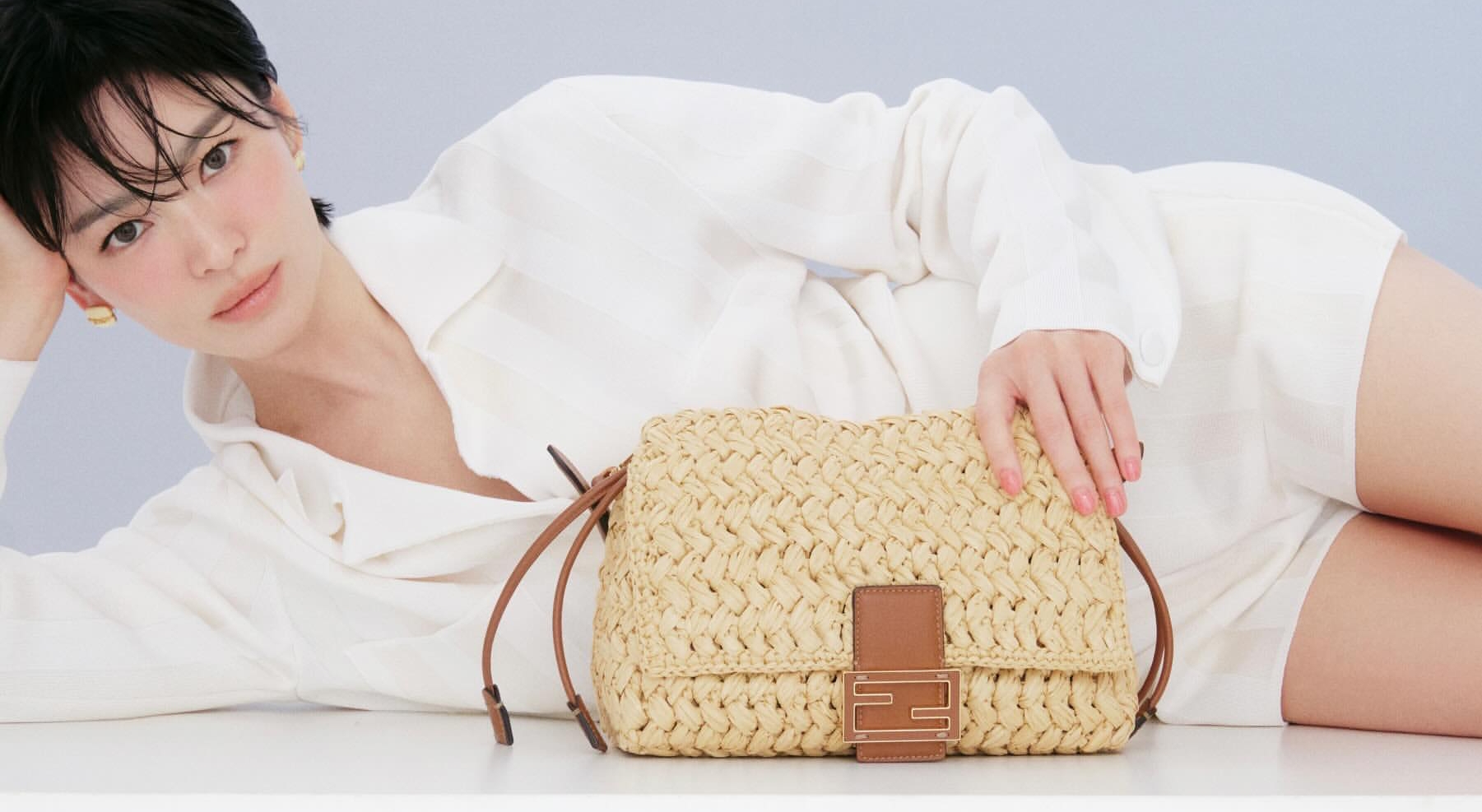 宋慧喬曬傷帶貨斜躺露蜜腿！女神出手FENDI編織包又賣翻