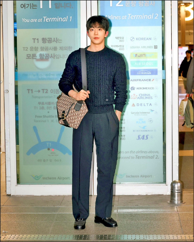 南柱赫以Dior Jett包款搭配整體造型，展現實用與時尚兼具的日常風格。