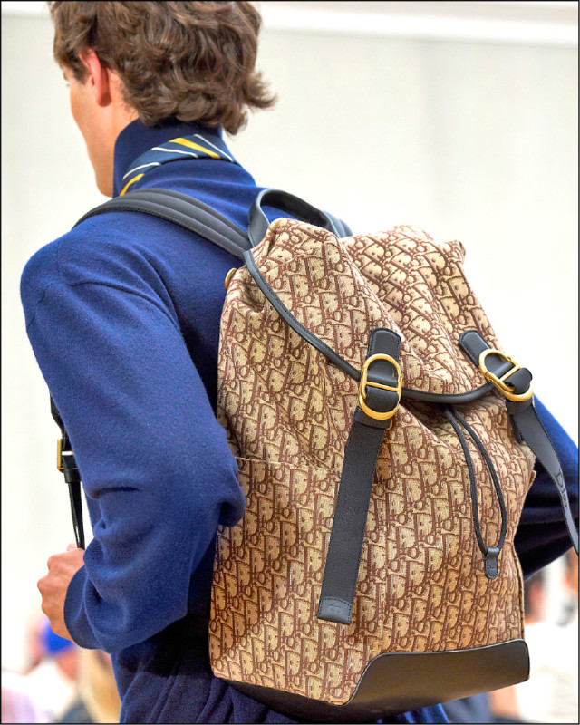 Dior Jett棕色Dior Oblique刺繡緹花後背包，125,000元。