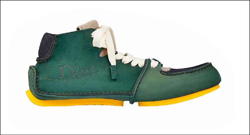 Dior Roadie綠藍色麂皮配籐格紋鞋底綁帶靴，38,000元。