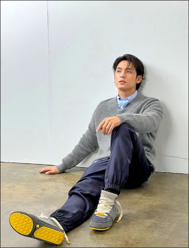 STRAY KIDS成員珉奎腳踩Dior Roadie鞋履，詮釋當代男裝的率性風格。