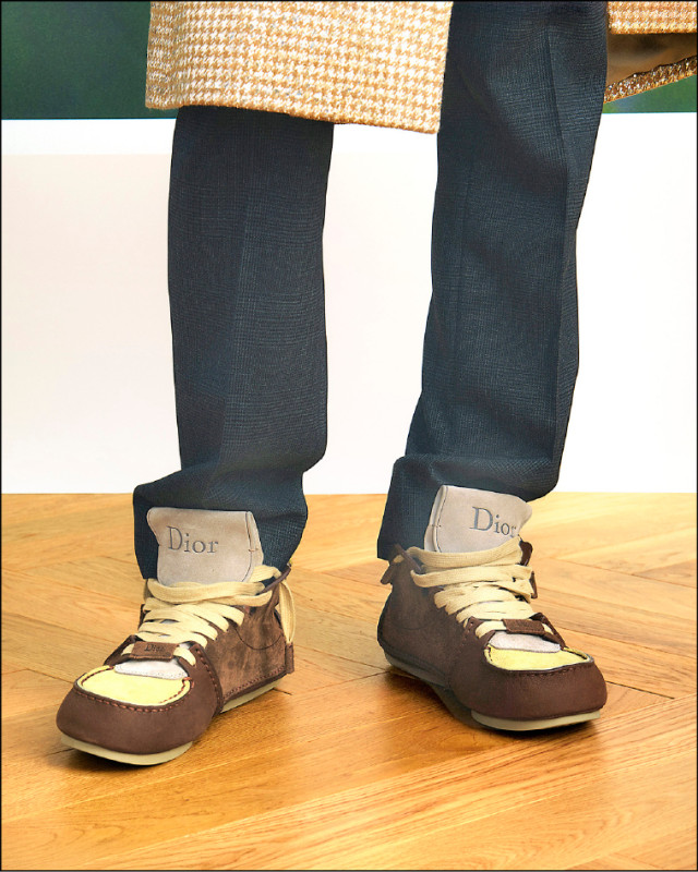 鞋款運用異材質拼接與手工縫線細節，展現隨興與工藝並存的美感。Dior Roadie棕色麂皮配籐格紋鞋底綁帶靴，38,000元。