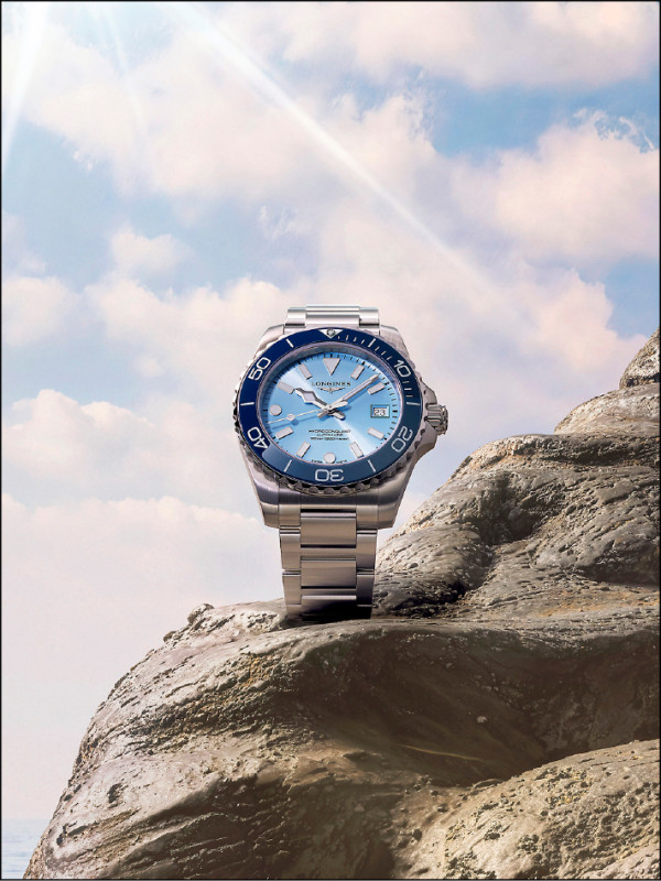 HYDROCONQUEST深海徵服者系列全面升級，形塑優雅運動風格。42毫米磨砂霜霧藍色太陽放射飾紋錶盤、浪琴藍錶圈、不鏽鋼H鍊帶，68,900元，浪琴專賣店與電商平台獨家款。