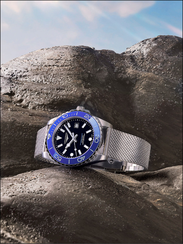 林柏宏佩戴款：42毫米永夜黑錶盤、活力藍錶圈，搭配米蘭鍊帶更添精緻優雅，且透氣舒適。72,700元。