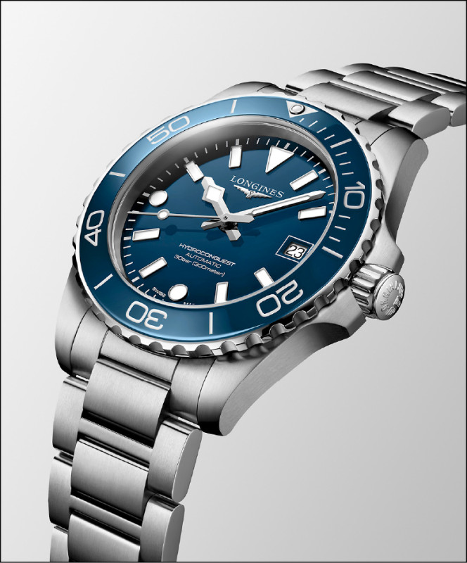 不鏽鋼H型錶鍊配置雙重摺疊式安全錶扣，按鈕開關裝置，並附有微調功能裝置。39毫米浪琴藍錶盤、浪琴藍錶圈，68,900元。