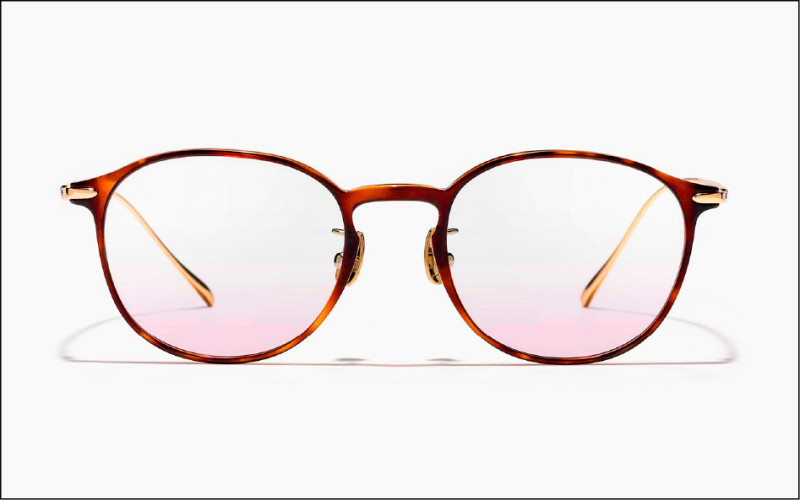 經典金屬膠框UUF-25S-201-286，3,980元；腮紅鏡片，2,000元。