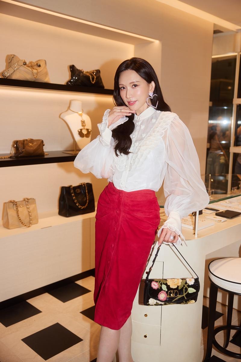 現身公開場合換上優雅女伶造型。（Valentino提供）