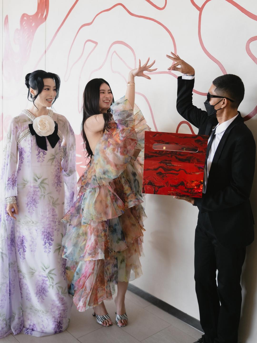 Somrutai Rattanawaraha的管家也一起入鏡拍影片十分有趣。（翻攝自instagram）