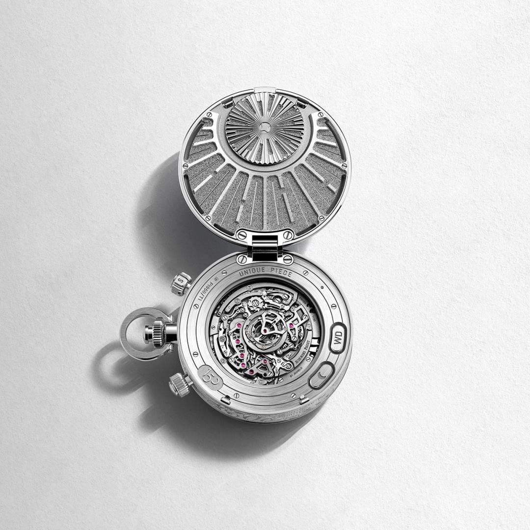 全新1150機芯與萬象曆，精美又實用的裝飾能加固底蓋結構，同時提升音效將報時聲音傳導至錶殼邊緣。