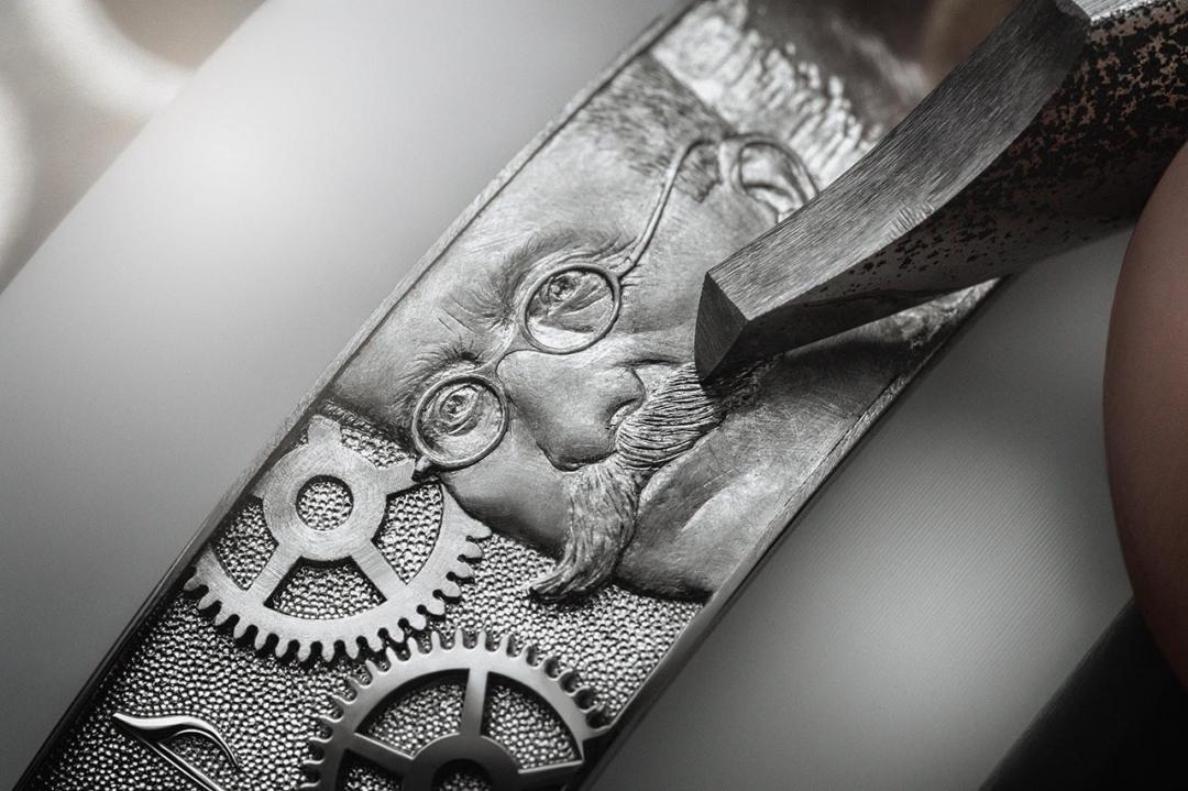 鉑金錶殼點綴精緻的手工雕刻。