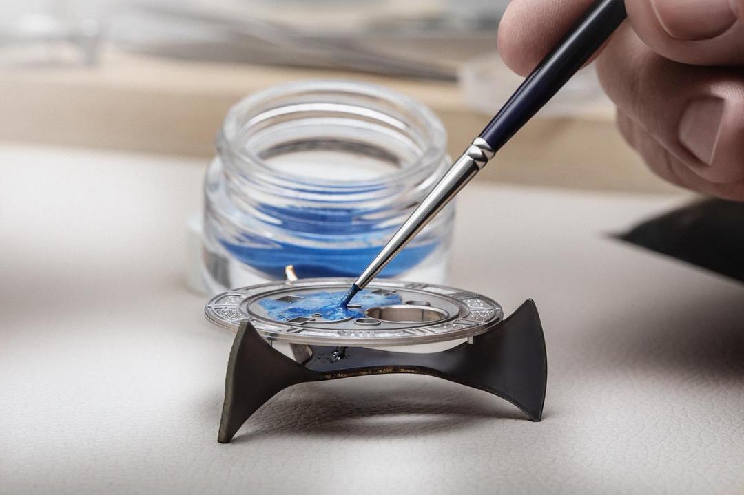 錶盤以藍色半透明大明火琺瑯多次高溫燒製，呈現富有層次感的亮澤。