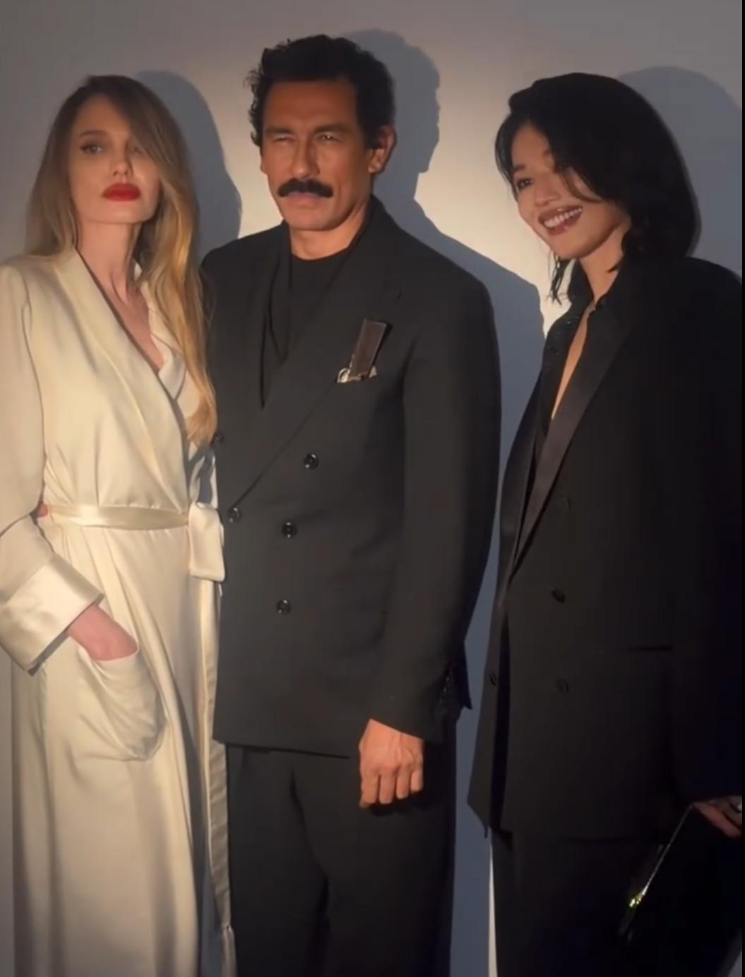 裘莉（左）與舒淇（右）與TOM FORD創意總監Haider Ackermann合影留念。