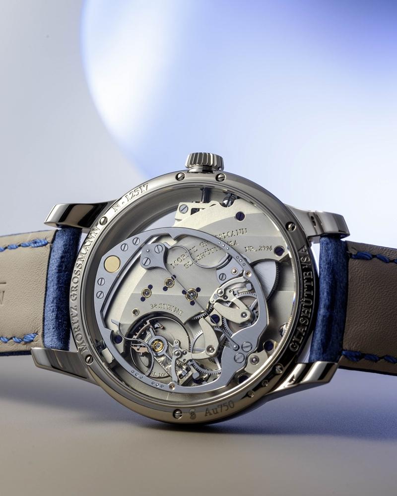 機芯擺輪橋板鐫刻「1826」字樣，象徵創辦人誕生年份，細節展現紀念意義。（瑞博品提供）