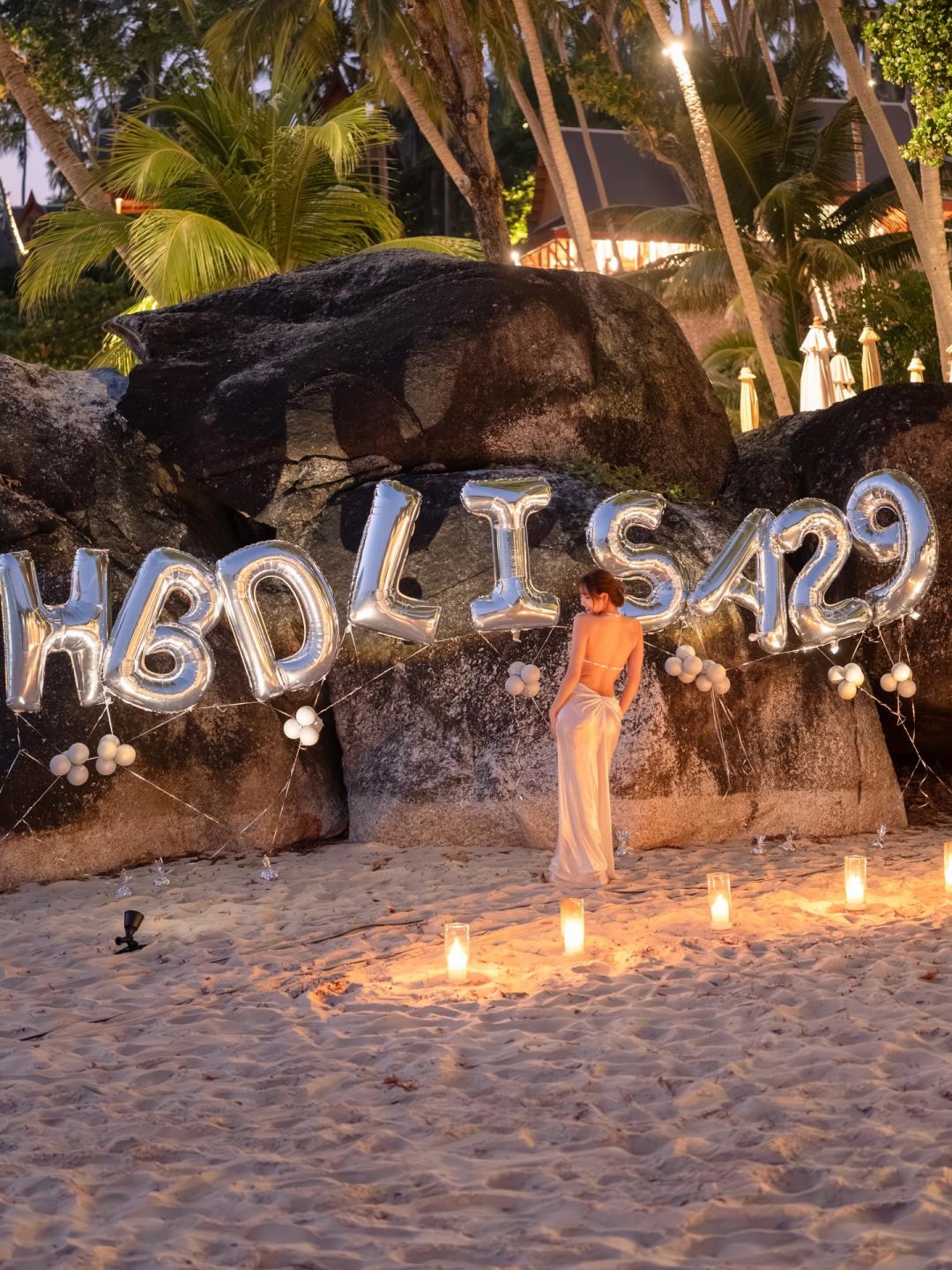 Lisa於海島沙灘慶生，氣球與燭光佈置營造浪漫氛圍。（翻攝自instagram）