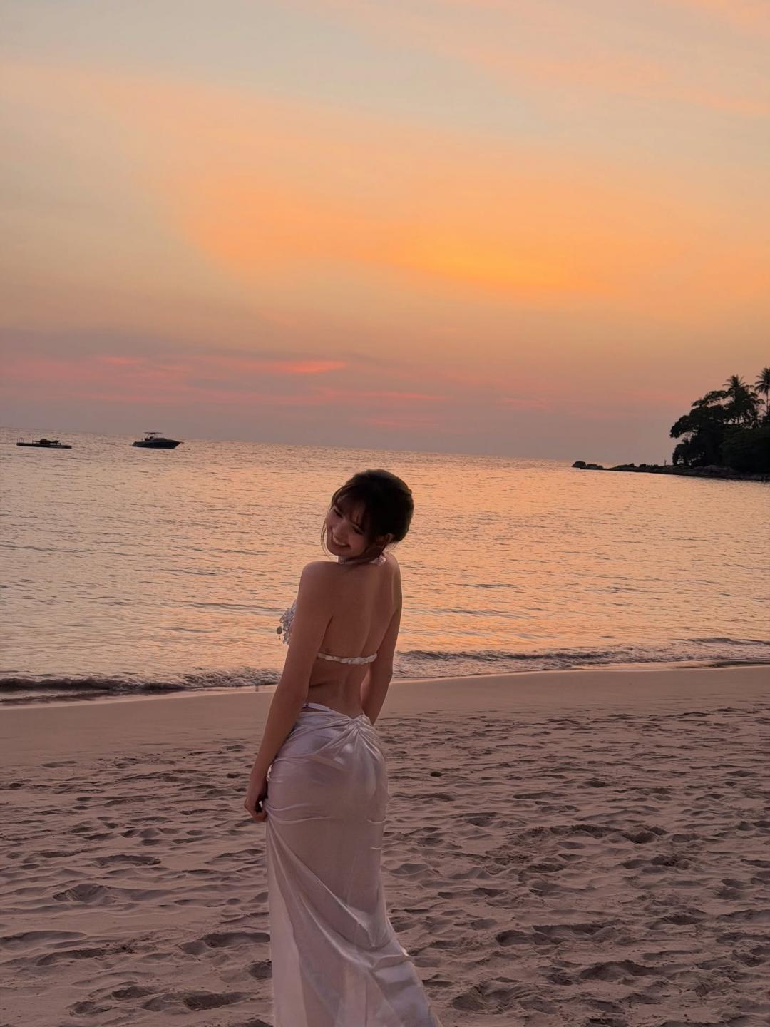 夕陽餘暉下的Lisa以自然髮型與清透妝感入鏡，狀態極佳。（翻攝自instagram）