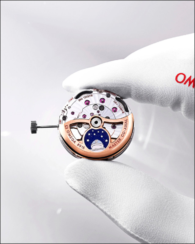 星座系列天文台腕錶搭載全新機芯，透過鏤空自動盤、拋光和亮面倒角展現細節。