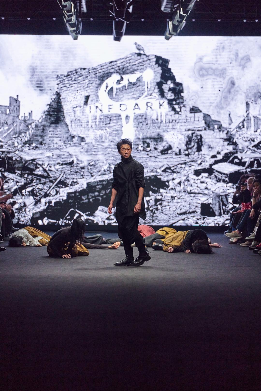 末日來臨，懷秋緩緩起身成為首位甦醒者，身旁的模特兒們則集體倒地，以沈浸式劇場方式作為開場。