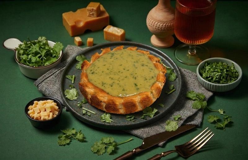 起士公爵推出充滿話題性的「香菜花生熟成巴斯克」，將台灣經典街頭滋味與精品乳酪結合。（起士公爵提供）