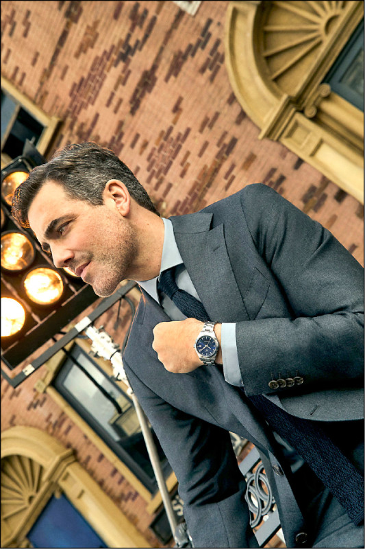 英國男星Daniel Ings佩戴全新天梭Gentleman紳士系列腕錶，突顯當代紳士精神。