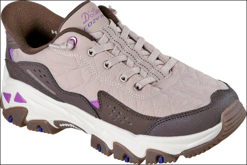 舒華以白色裙裝搭配D'LITES HIKER運動鞋，詮釋兼具甜美與率性的休閒風格。D'LITES HIKER運動鞋，咖啡色款，3,690元。