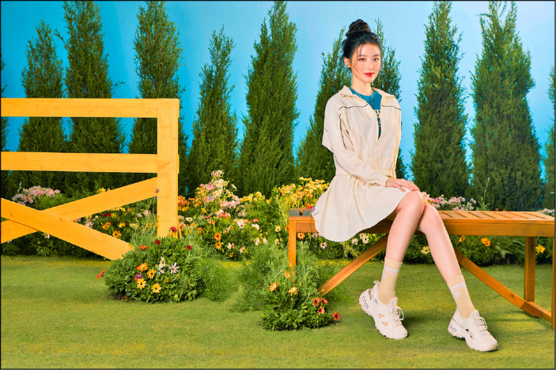 舒華在D'LITE MAX山系厚底運動涼鞋內搭配彩色短襪，豐富整體穿搭層次感。D'LITE MAX山系厚底運動涼鞋，3,490元。