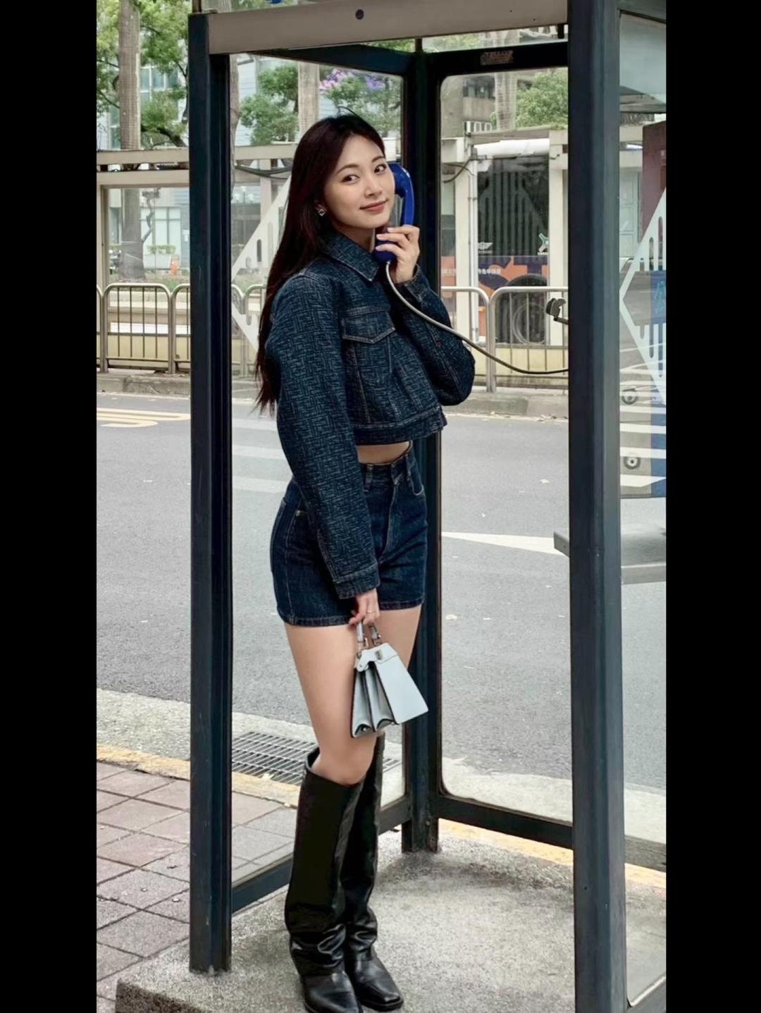 周子瑜在公用電話亭內俏皮取景，經典Peekaboo手袋與在地街景碰撞出時尚火花。（翻攝自instagram）