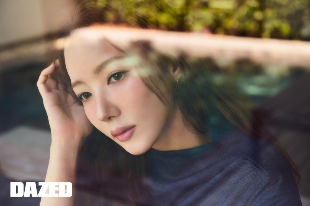 穿上深藍色俐落套裝，樸敏英透過窗景反射，營造出深邃且具神祕感的氛圍。（翻攝自instagram）