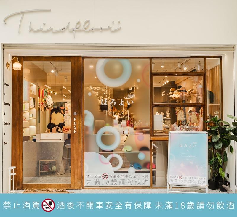 聯名活動現場運用夢幻泡泡元素打造「春日戀愛學」主視覺，隱喻戀愛不同階段的細膩過程。（日本三得利全球烈酒公司提供）