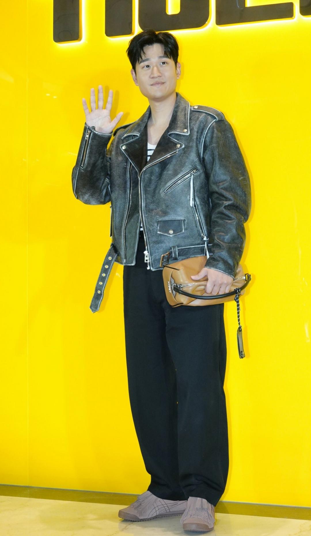 周興哲十分喜愛身上的皮衣，認為質地柔軟又能顯壯。（圖／記者潘少棠攝）