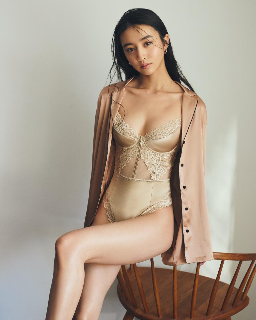 木村光希身著Intimissimi 30週年限量馬甲，展現優雅與性感並存的時尚魅力。（翻攝自instagram）