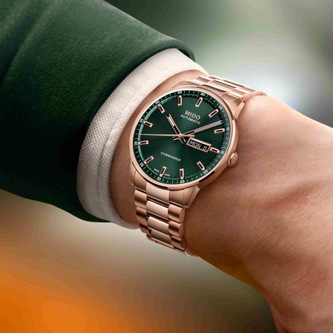 杉綠錶盤搭配PVD玫瑰金錶殼和鍊帶，展現奢華感。