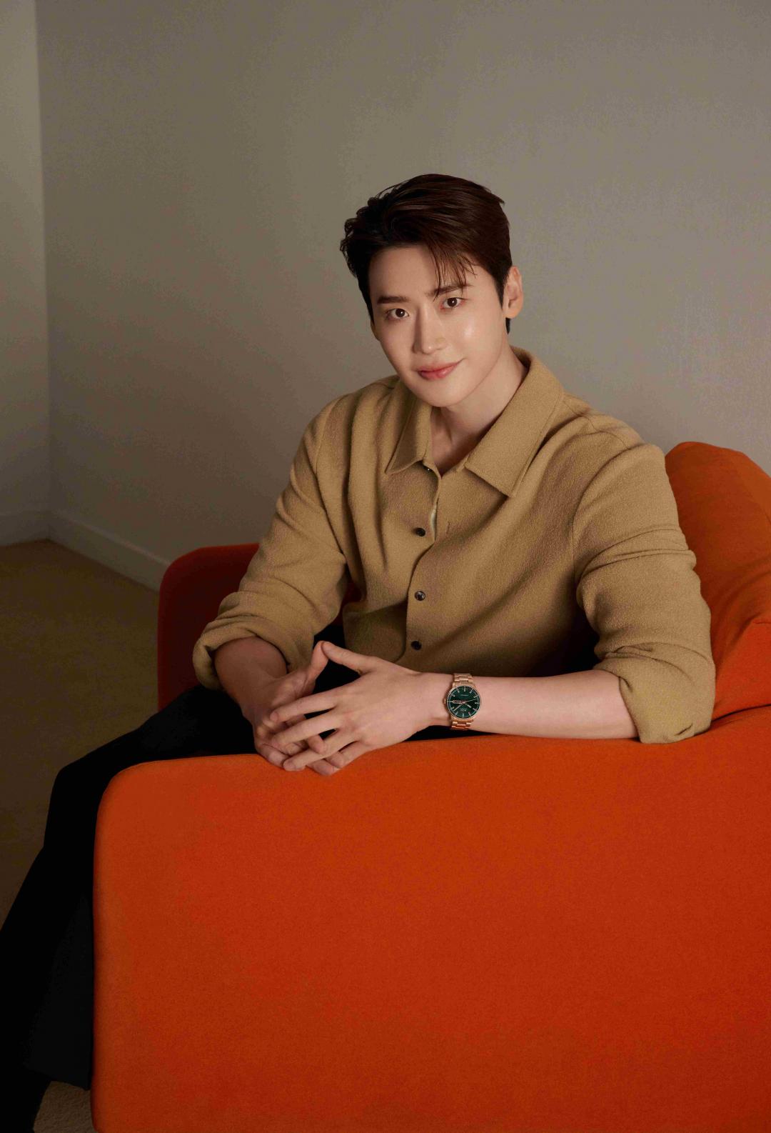 MIDO代言人李鐘碩佩戴全新腕錶。