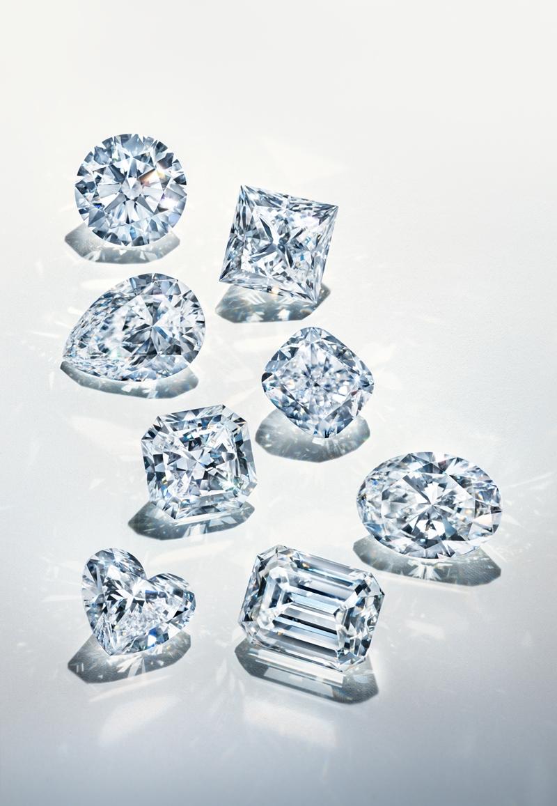 全新Eternity系列白K金腕錶，錶盤上的時標採用心形、梨形、公主形等多種手工鑲嵌鑽石，與砂金石錶盤的熠熠光芒相輝映，象徵愛與時間的無盡流轉。（Tiffany & Co.提供）