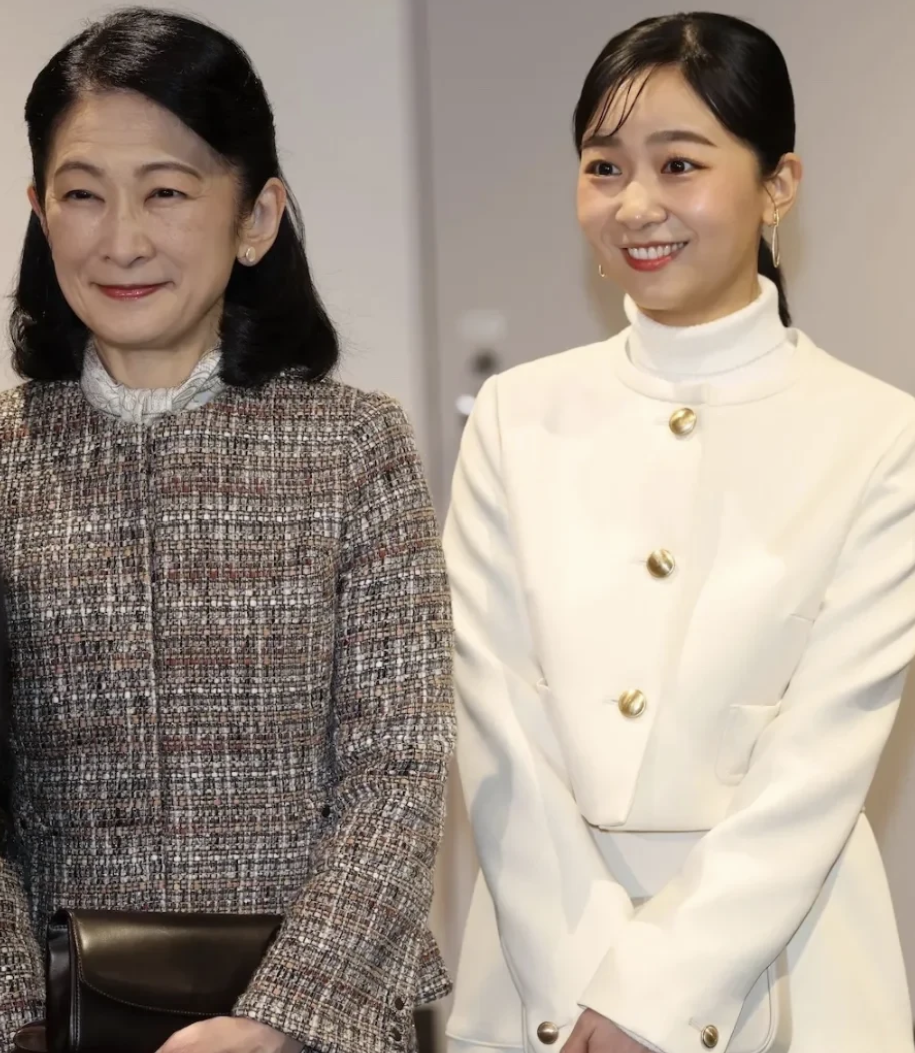 佳子公主最近亮相時，喊件綁了低馬尾。(翻攝自IG)