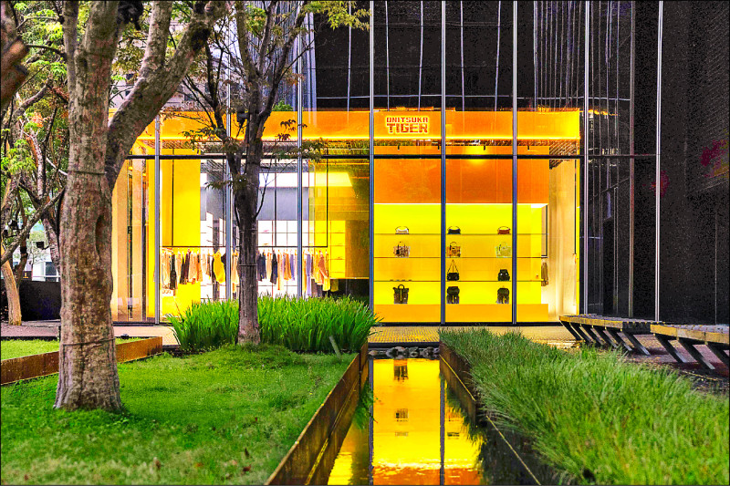 鬼塚虎微風南山全新概念店，不僅是全台最大旗艦門市，也是唯一引進米蘭時裝秀系列的專賣店。