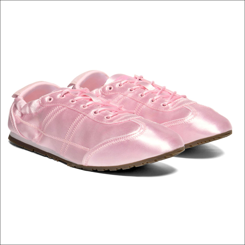 PLABALA緞面芭蕾鞋以TIGER CORSAIR A55為基礎，透過薄底鞋輪廓與精緻材質描繪女性柔美氣質，6,180元。