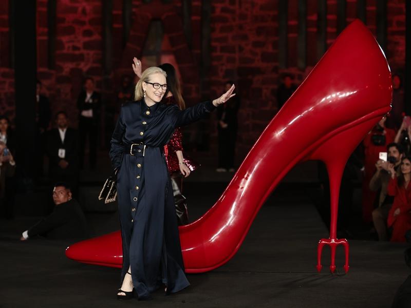 梅莉史翠普以一身Schiaparelli的洋裝及包款，優雅演繹時尚總編的霸氣風採。（歐新社）