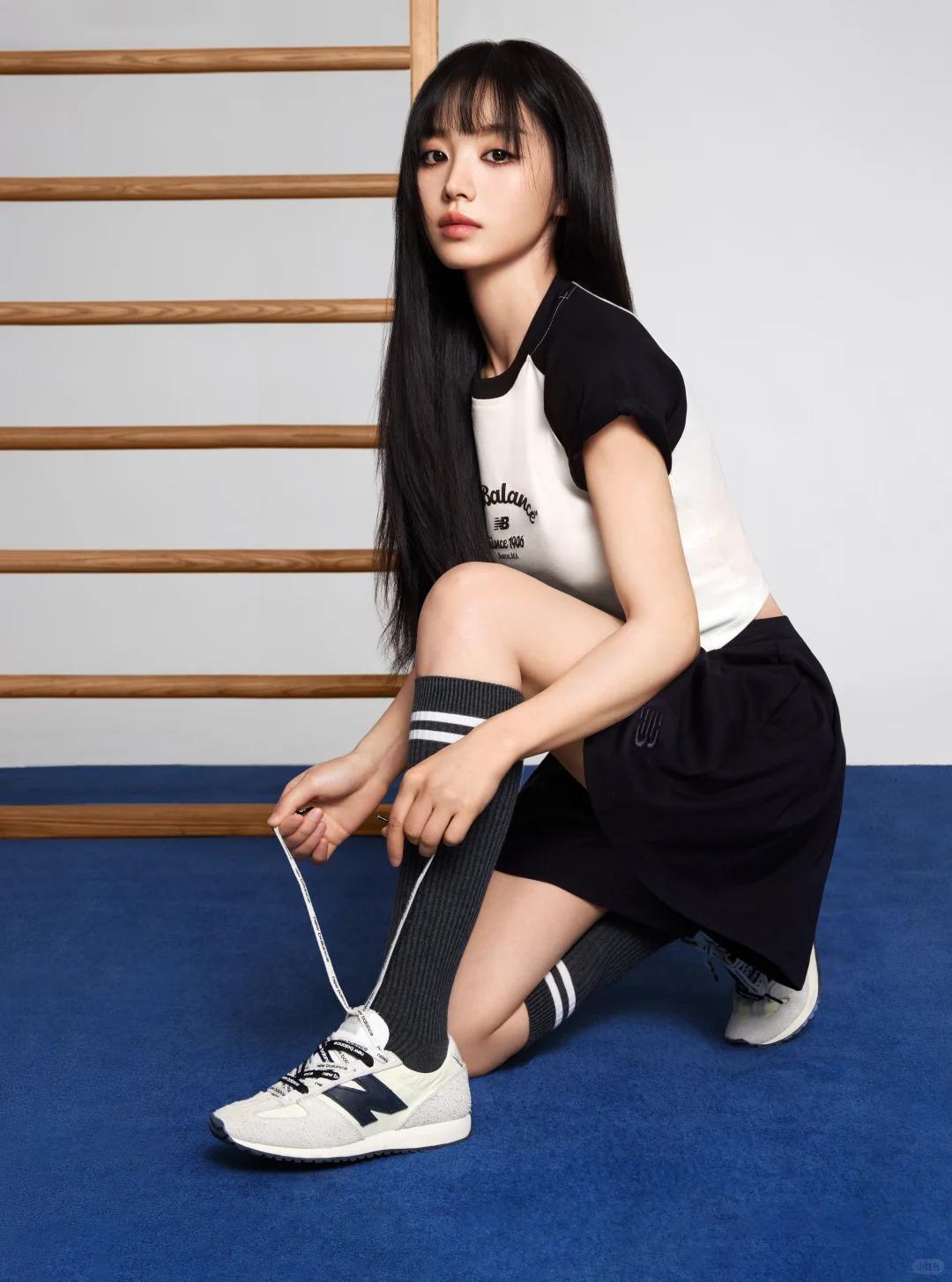 合身T-Shirt與短裙的搭配，極具街頭個性感。