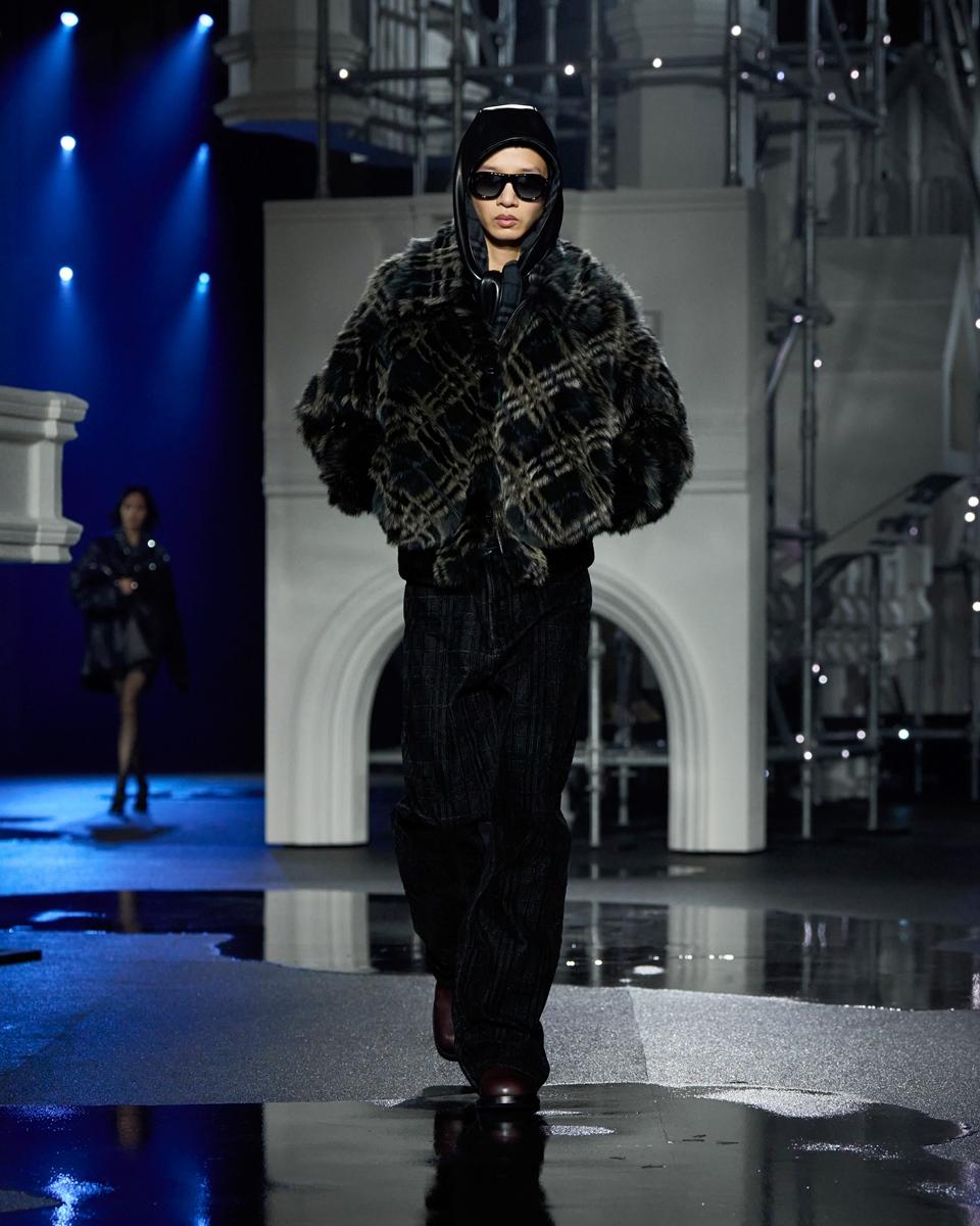 揉合毛料材質與格紋元素的街頭造型，BURBERRY展現百年語彙與現代風格的交融。