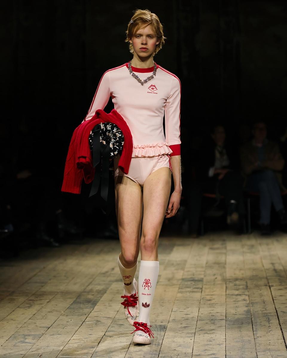 Simone Rocha首度攜手adidas Originals推出聯名設計，在經典運動服飾中加入荷葉邊細節，增添浪漫層次。（翻攝Simone Rocha官網）