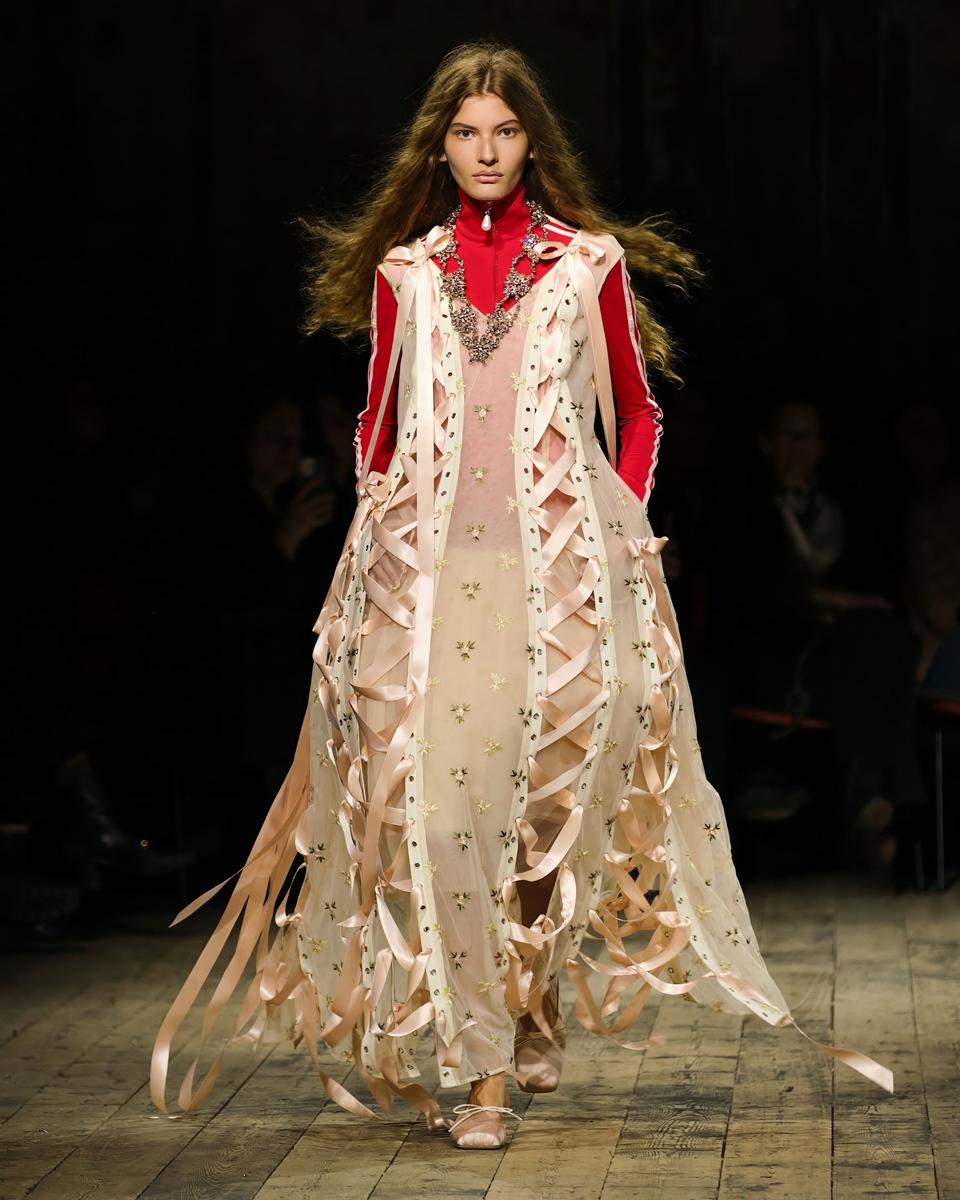 以運動外套混搭Simone Rocha經典宮廷馬甲結構，呈現靜謐典雅與動感語彙並存的衝突美學。（翻攝Simone Rocha官網）
