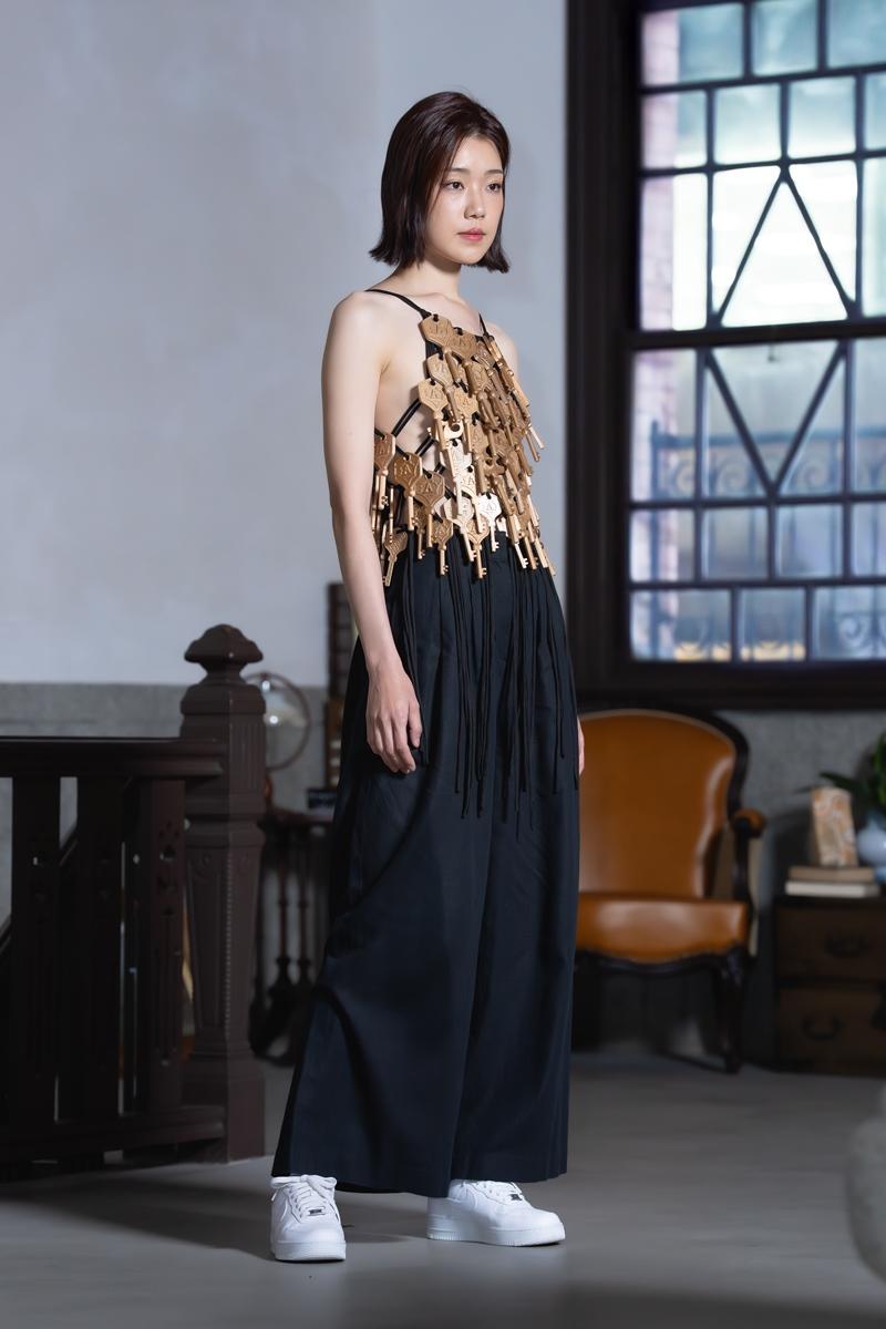 APUJAN以推理小說為靈感打造的新作，將品牌A字鑰匙串連成編織背心，增添細節趣味。