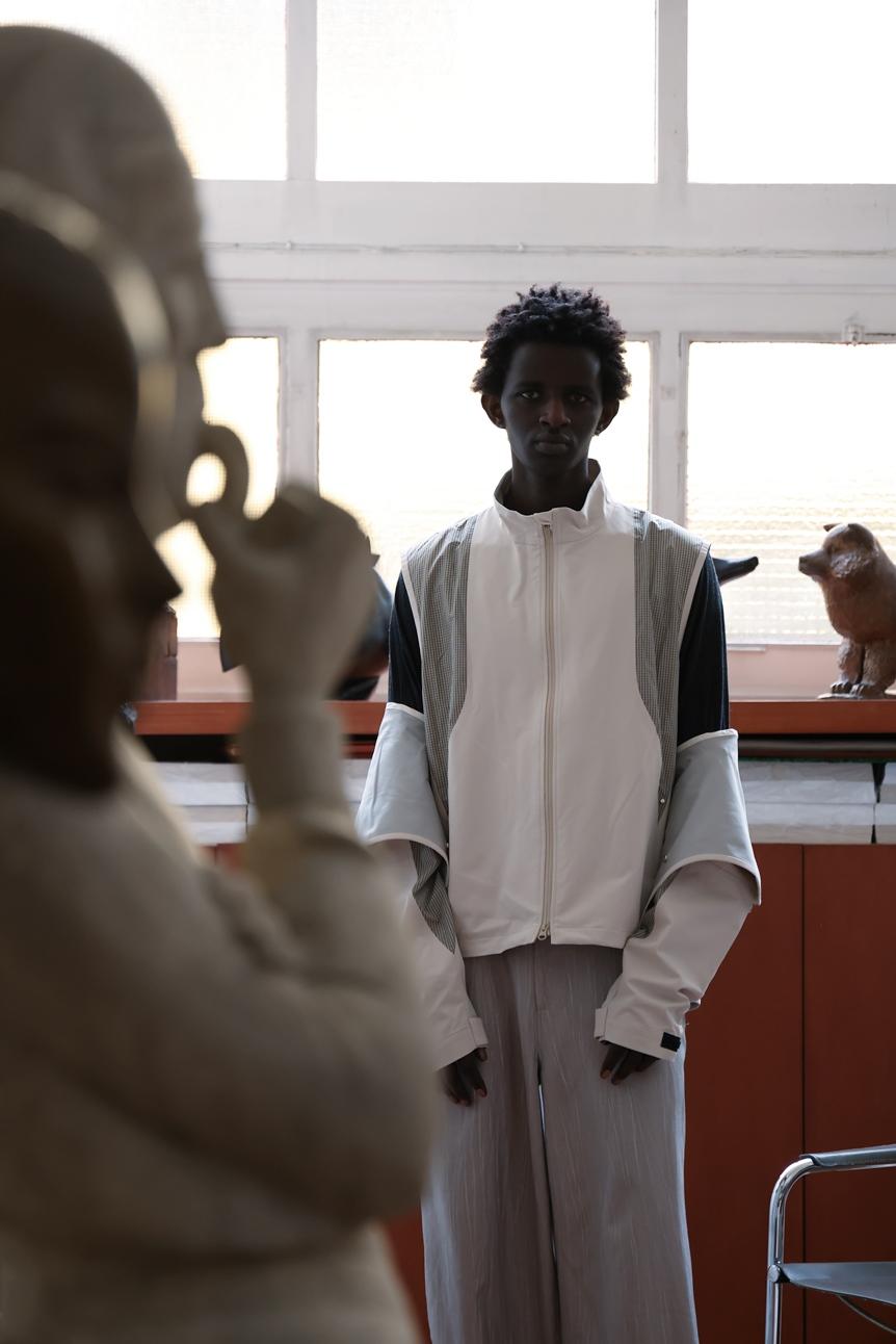 oqLiq以立體結構設計呼應建築線條，將服裝轉化為可被穿戴的空間系統。