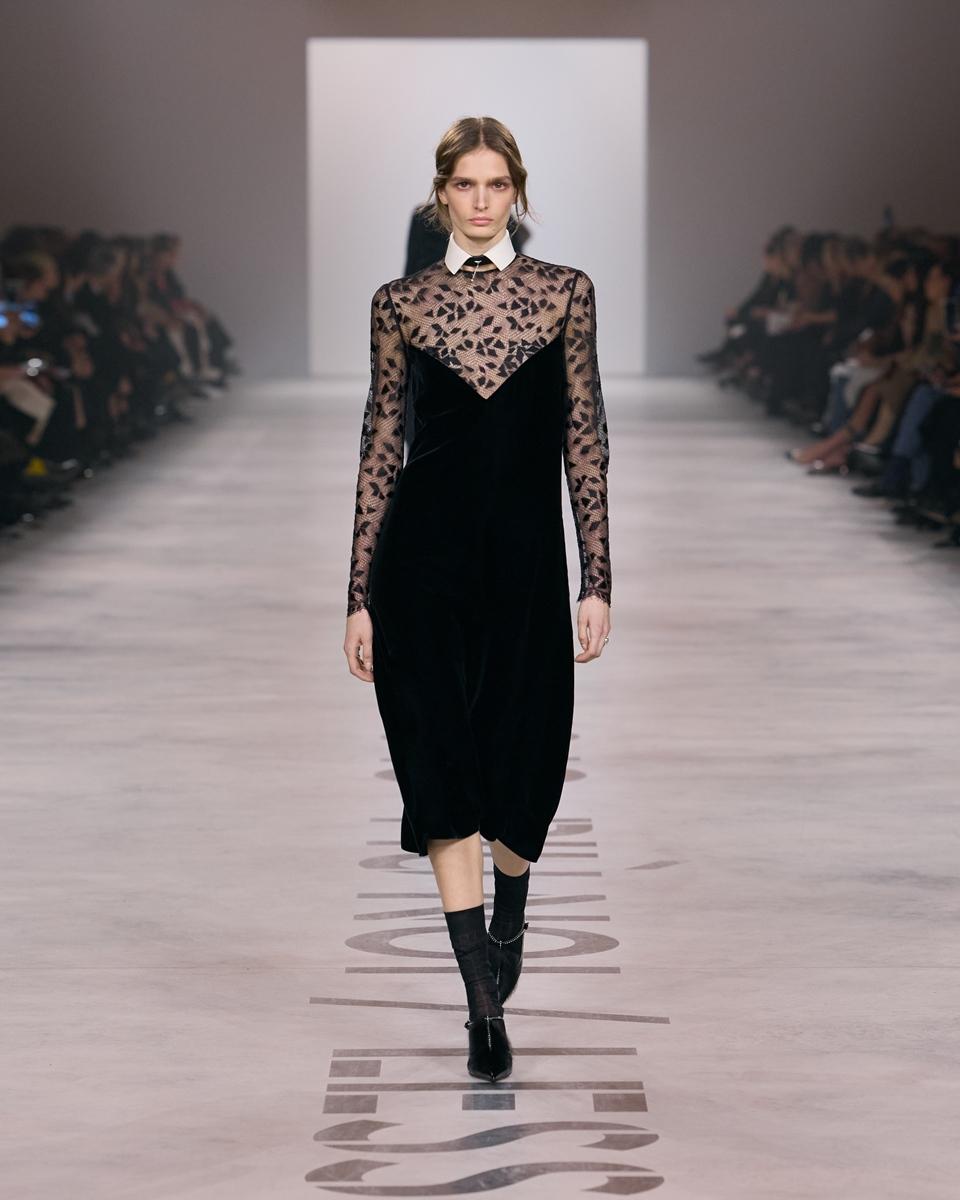 FENDI 2026秋冬大量運用蕾絲面料，結合貼合身形的剪裁，重塑柔韌女力輪廓。