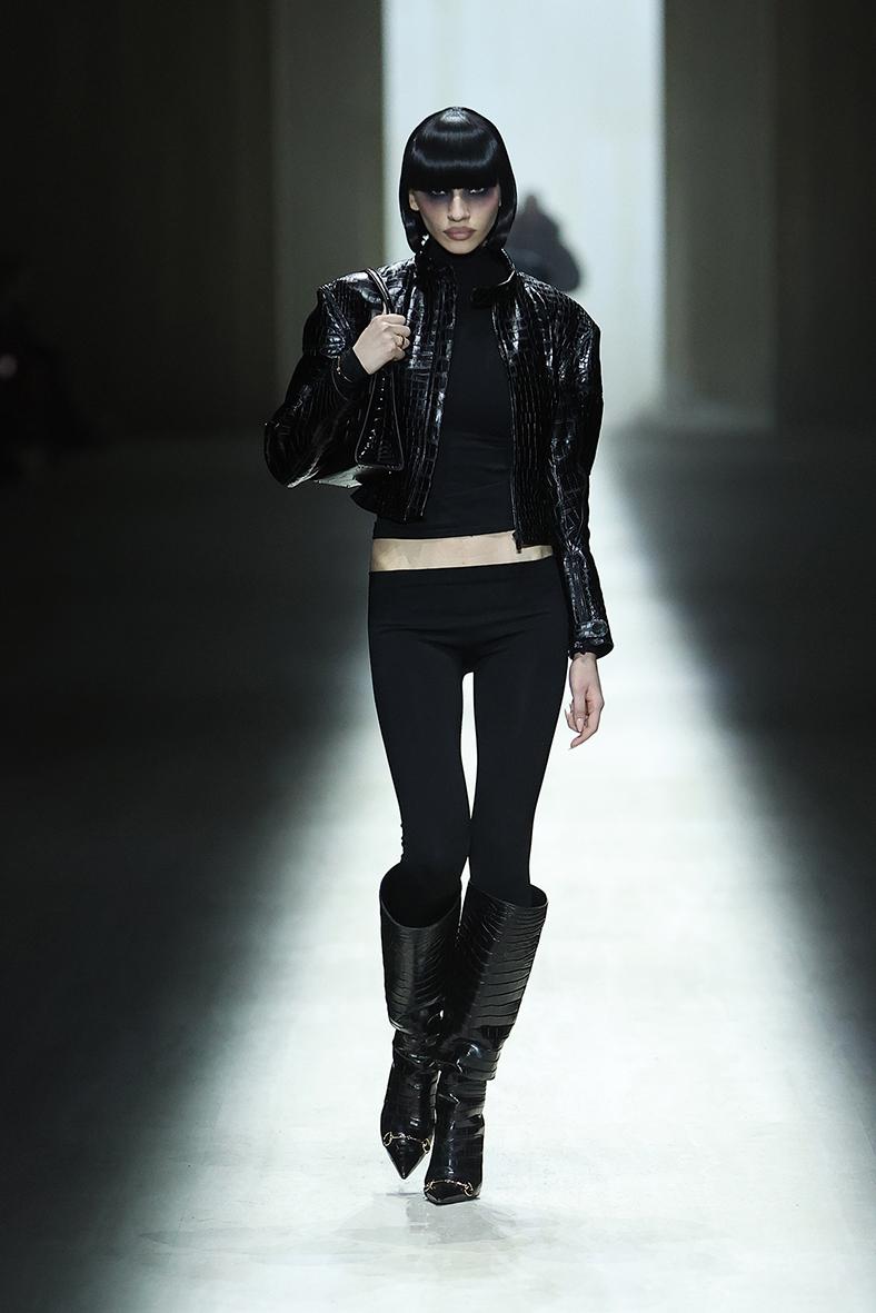 GUCCI採用極簡線條勾勒服貼輪廓，展現對身體線條的全新詮釋。