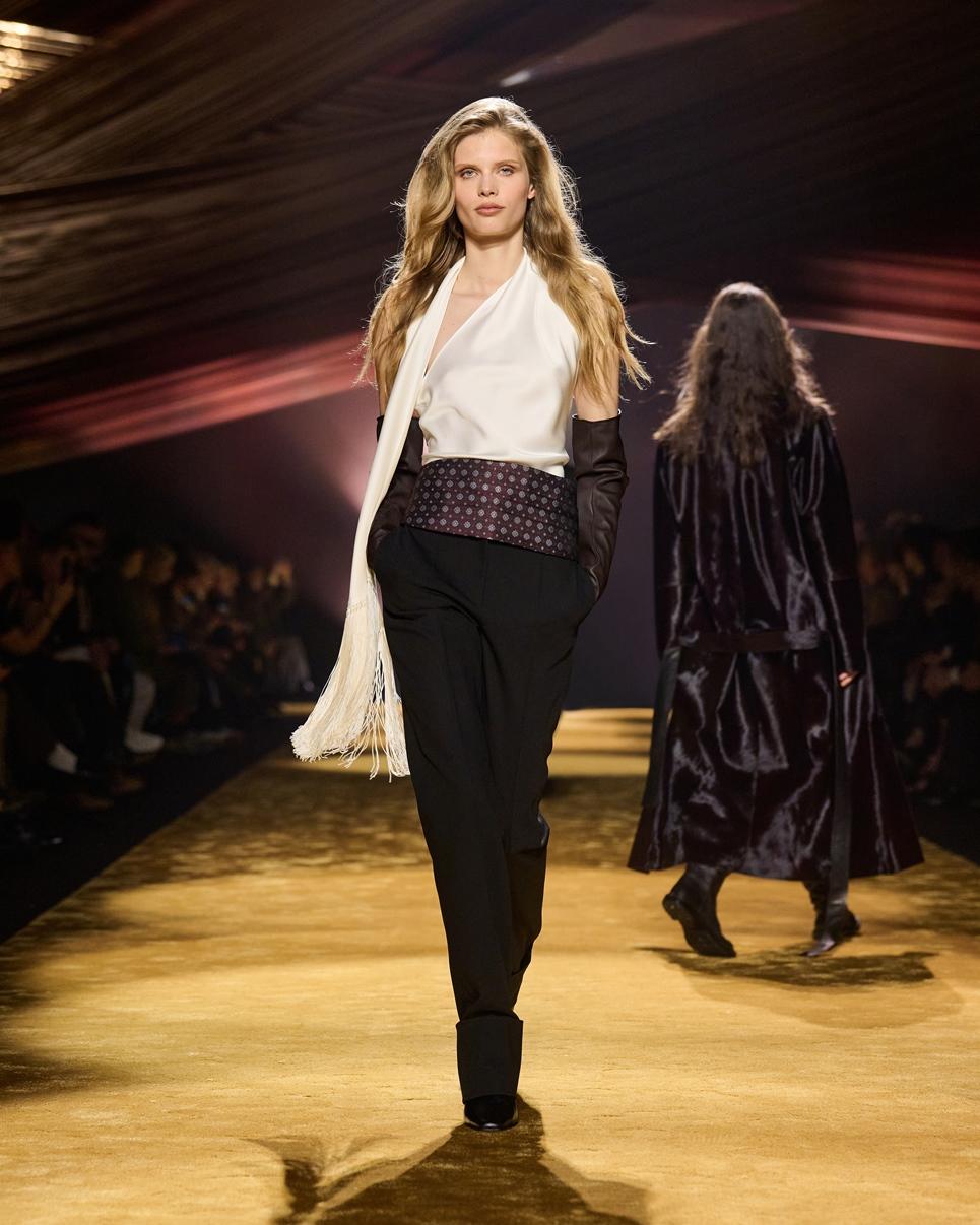 BOSS以收束腰線為重點，結合領帶、口袋巾等經典絲綢緹花裝飾，重構當代女性權力裝束。