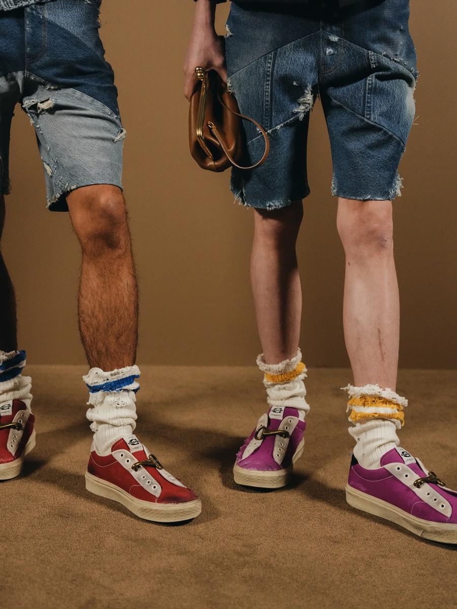 COACH連續幾季在鞋款搭配上大作文章，秋冬新款無鞋帶滑板鞋以1970年代為靈感，用消防釦環或牽繩釦裝飾細節，勾勒青春個性。