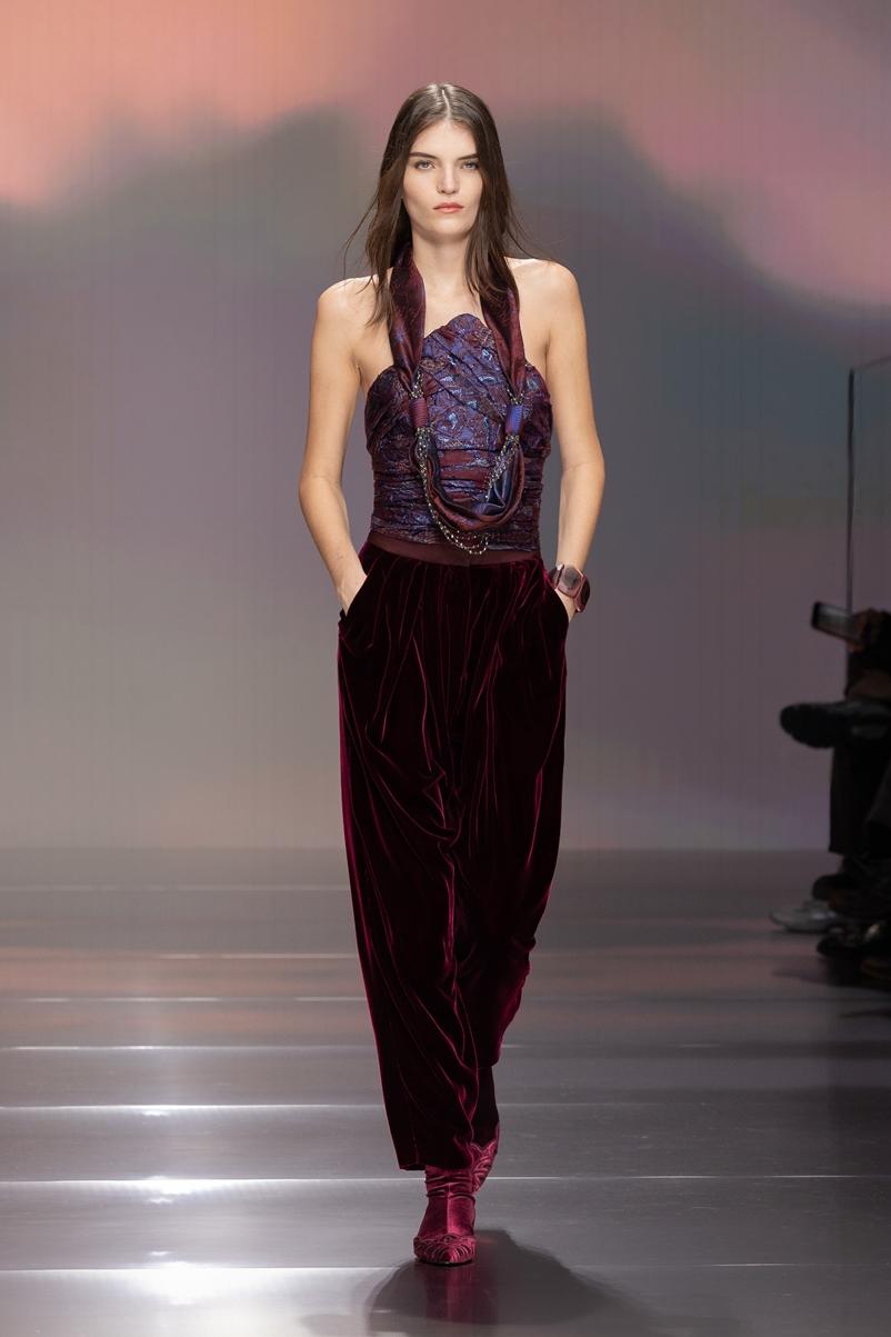 GIORGIO ARMANI延續優雅異域情調，藉詩意流動線條描繪從容自信。